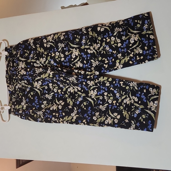 Karen Scott Floral Capri - Picture 2 of 2